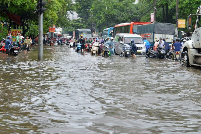 Hà Nội ngập nửa ngày không rút, người dân 'bơi' trong biển nước- Ảnh 4.