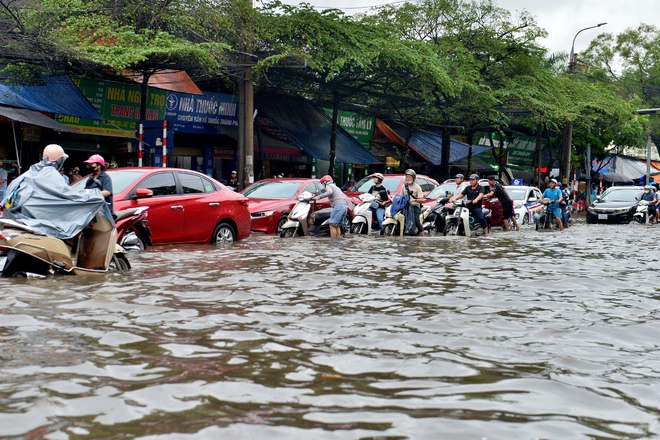 Hà Nội ngập nửa ngày không rút, người dân 'bơi' trong biển nước- Ảnh 6.