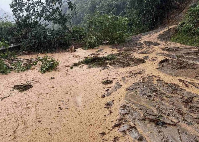 Mưa lớn xuyên đêm, nước lũ cuồn cuộn ập về, nhiều tuyến phố Sơn La ngập nặng- Ảnh 6.