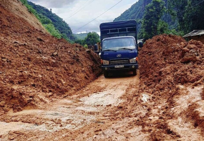 Mưa lớn xuyên đêm, nước lũ cuồn cuộn ập về, nhiều tuyến phố Sơn La ngập nặng- Ảnh 8.