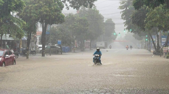 Mưa lớn xuyên đêm, nước lũ cuồn cuộn ập về, nhiều tuyến phố Sơn La ngập nặng- Ảnh 10.