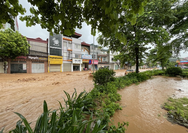 Mưa lớn xuyên đêm, nước lũ cuồn cuộn ập về, nhiều tuyến phố Sơn La ngập nặng- Ảnh 9.