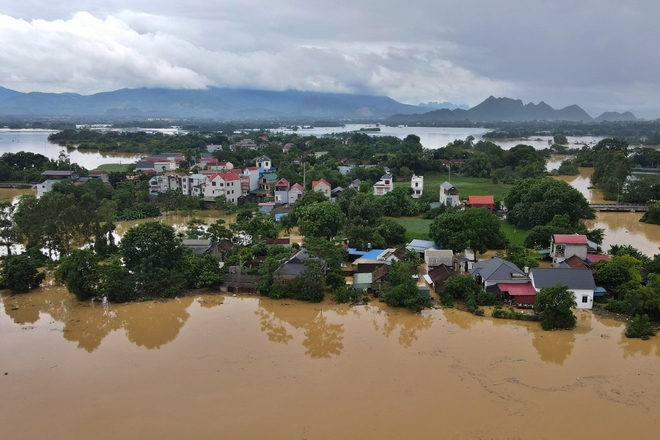 Nước lũ dâng cao, nhiều nhà dân ở Hà Nội chìm trong 'biển nước'- Ảnh 7.