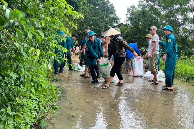 Nước lũ dâng cao, nhiều nhà dân ở Hà Nội chìm trong 'biển nước'- Ảnh 9.