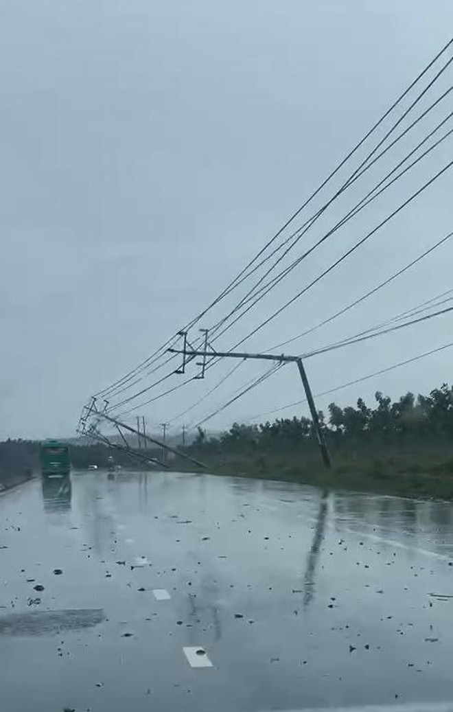 Bình Phước: Lốc xoáy làm nhiều trụ điện dọc đường ĐT 741 bị ngã đổ- Ảnh 3.