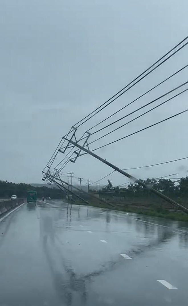 Bình Phước: Lốc xoáy làm nhiều trụ điện dọc đường ĐT 741 bị ngã đổ- Ảnh 2.