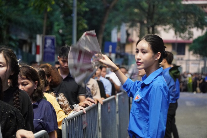 Dòng người dài hàng km nghiêm ngắn chờ viếng Tổng Bí thư trong đêm- Ảnh 9.