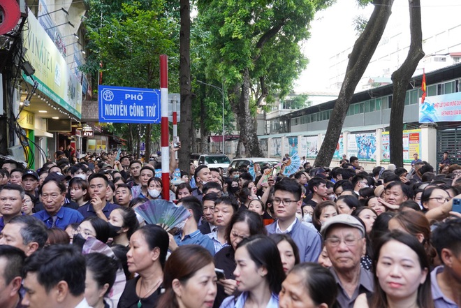 Dòng người dài hàng km nghiêm ngắn chờ viếng Tổng Bí thư trong đêm- Ảnh 10.