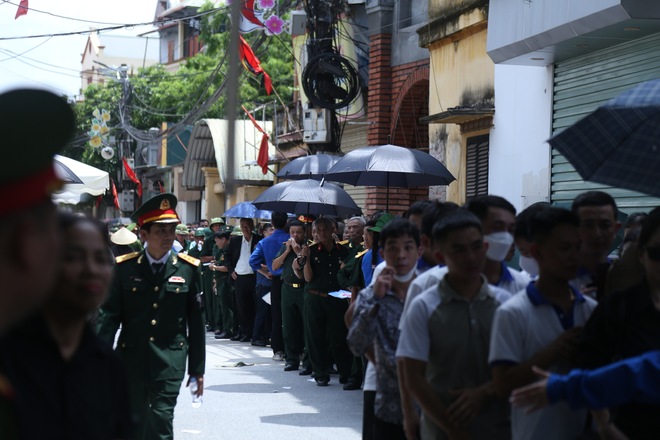 Dòng người nối dài không dứt viếng Tổng Bí thư Nguyễn Phú Trọng ở thôn Lại Đà- Ảnh 7.