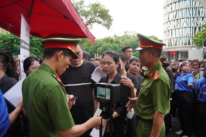 Hàng nghìn người xếp hàng chờ viếng Tổng Bí thư Nguyễn Phú Trọng- Ảnh 16.