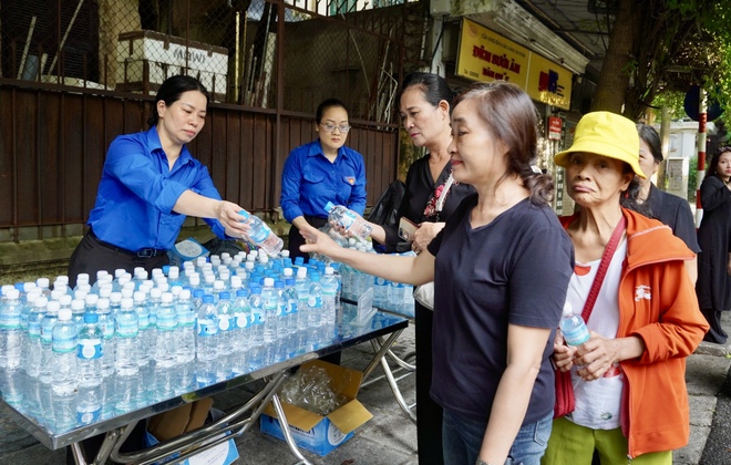 Hàng nghìn người vào viếng Tổng Bí thư Nguyễn Phú Trọng từ sáng sớm- Ảnh 12.