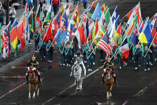 Giải mã người bí ẩn xuất hiện trong lễ khai mạc đặc biệt của Olympic 2024- Ảnh 6.