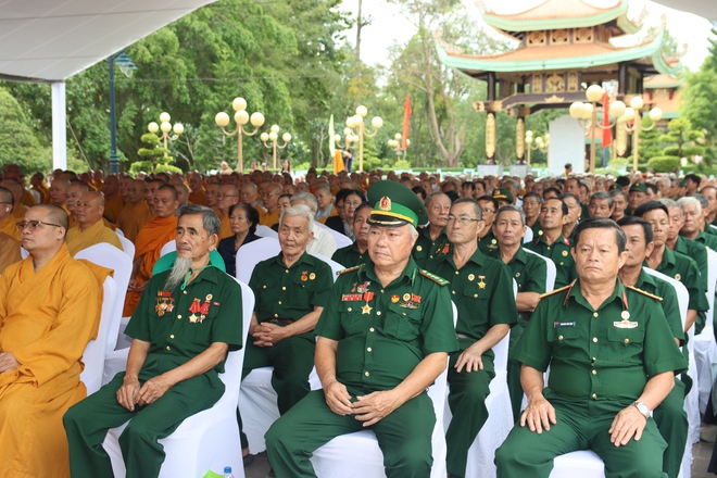 TP.HCM tưởng niệm anh hùng liệt sĩ tại Đền Bến Dược- Ảnh 6.