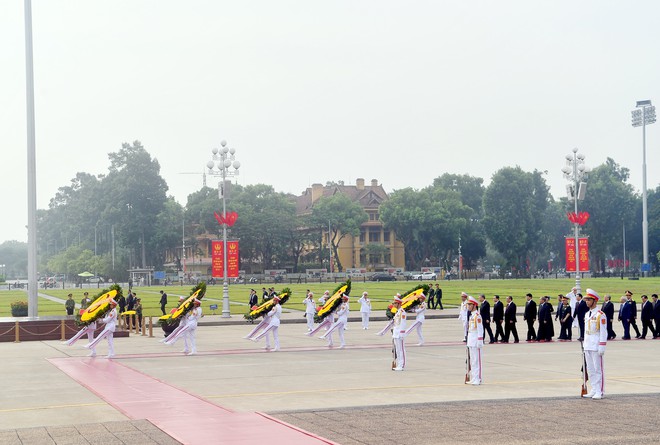 Lãnh đạo Đảng, Nhà nước viếng Chủ tịch Hồ Chí Minh và các anh hùng liệt sĩ- Ảnh 2.