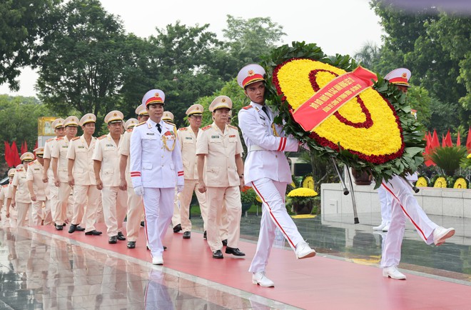 Lãnh đạo Đảng, Nhà nước viếng Chủ tịch Hồ Chí Minh và các anh hùng liệt sĩ- Ảnh 11.