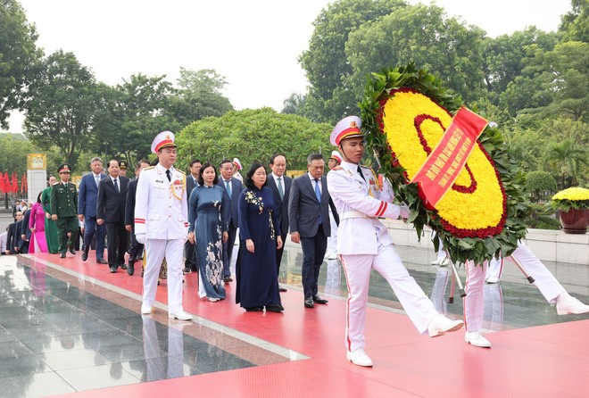 Lãnh đạo Đảng, Nhà nước viếng Chủ tịch Hồ Chí Minh và các anh hùng liệt sĩ- Ảnh 13.