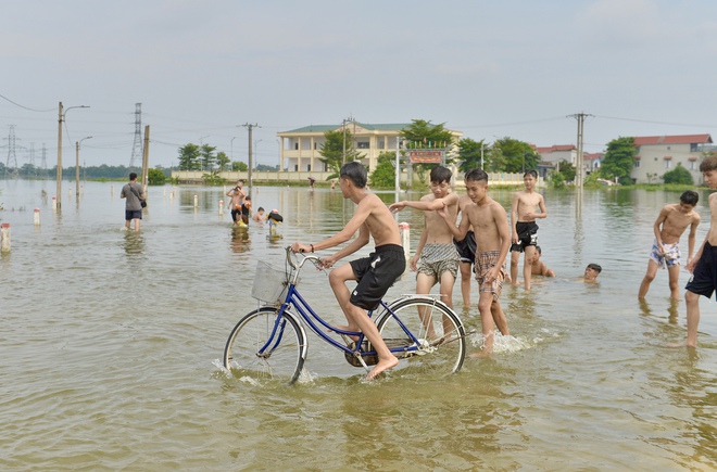 Nước lũ bủa vây nhà cửa vùng rốn lũ Hà Nội- Ảnh 12.