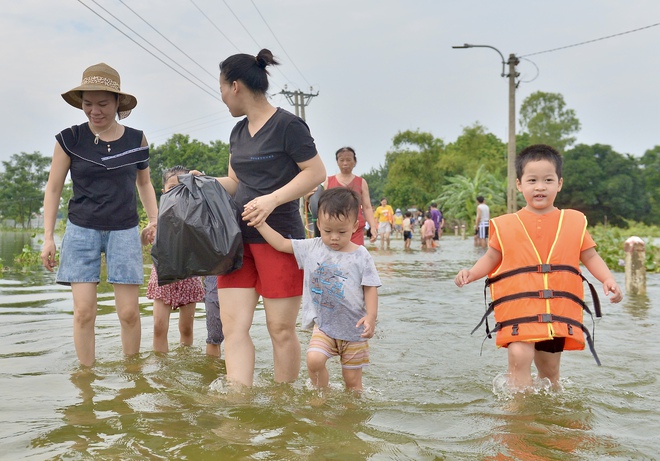 Nước lũ bủa vây nhà cửa vùng rốn lũ Hà Nội- Ảnh 6.