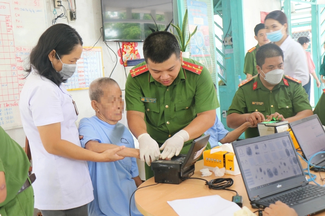 Vào Trung tâm điều dưỡng người bệnh tâm thần TP.Thủ Đức cấp thẻ căn cước - Ảnh 3.