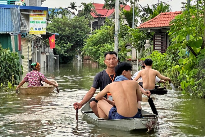 Nước tiếp tục tràn qua đê, người già, trẻ nhỏ vùng rốn lũ Hà Nội đi sơ tán- Ảnh 5.