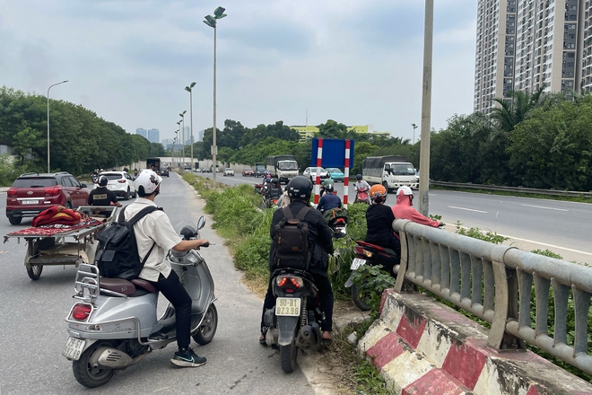 'Bẫy ngập' tại đường gom Đại lộ Thăng Long- Ảnh 9.