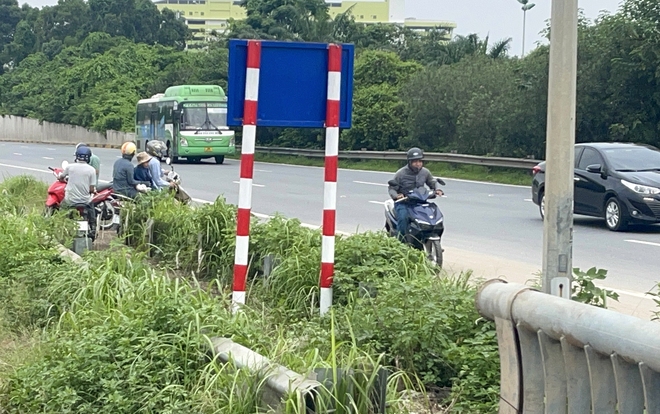 'Bẫy ngập' tại đường gom Đại lộ Thăng Long- Ảnh 10.