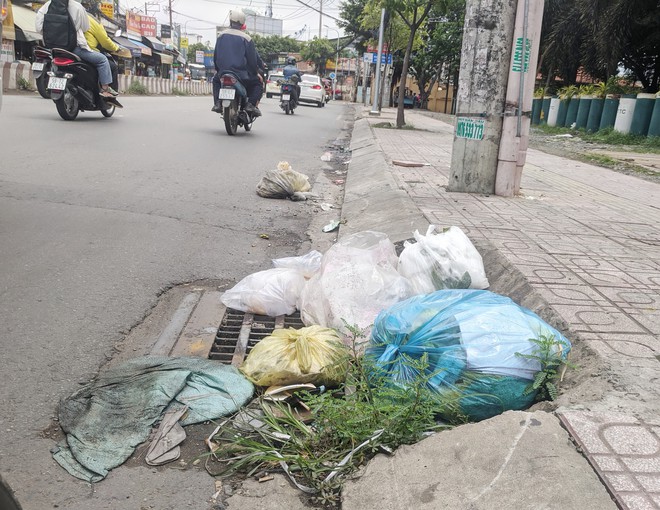 Rác thải bít miệng cống thoát nước- Ảnh 2.