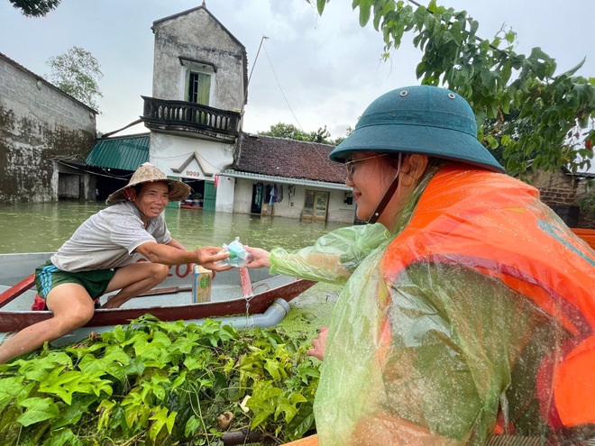 Công an bơi thuyền tiếp tế lương thực cho dân nơi rốn lũ Hà Nội- Ảnh 11.