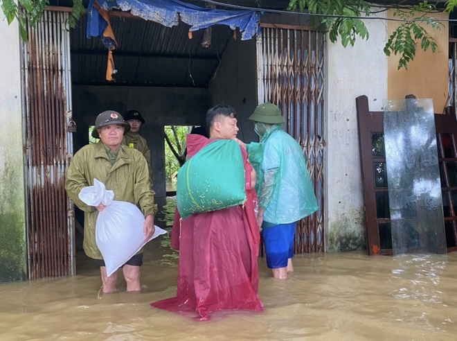 Công an bơi thuyền tiếp tế lương thực cho dân nơi rốn lũ Hà Nội- Ảnh 3.