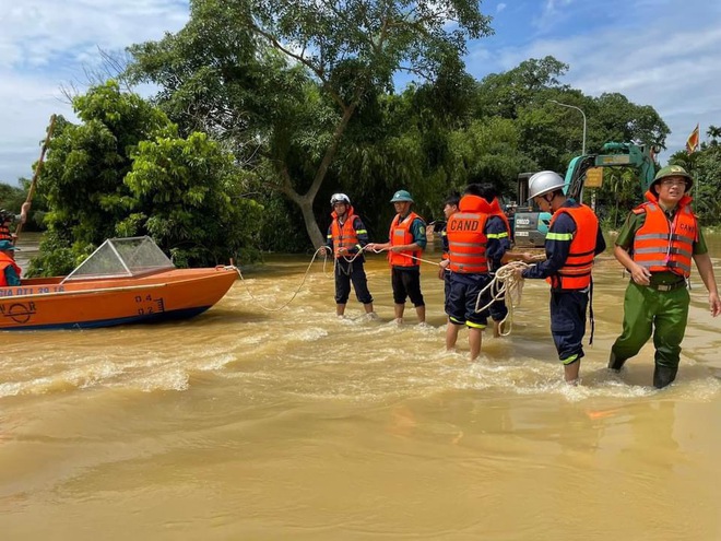 Công an bơi thuyền tiếp tế lương thực cho dân nơi rốn lũ Hà Nội- Ảnh 9.