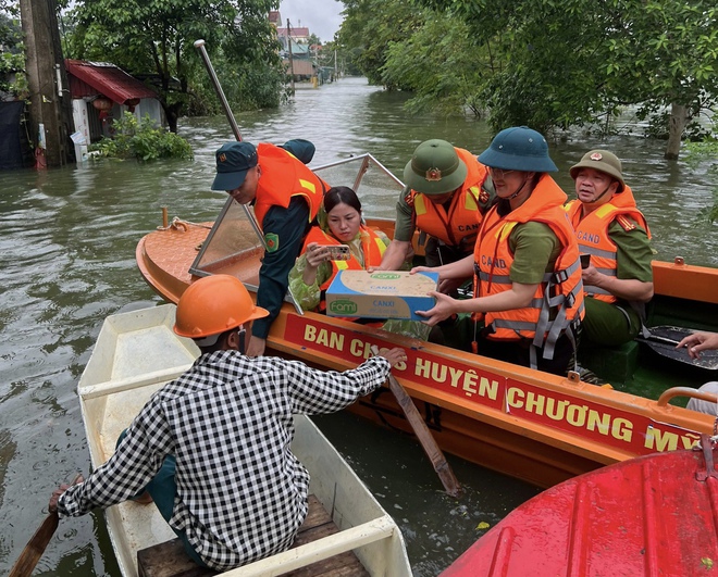 Công an bơi thuyền tiếp tế lương thực cho dân nơi rốn lũ Hà Nội- Ảnh 7.