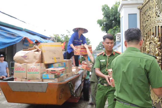 Công an bơi thuyền tiếp tế lương thực cho dân nơi rốn lũ Hà Nội- Ảnh 8.