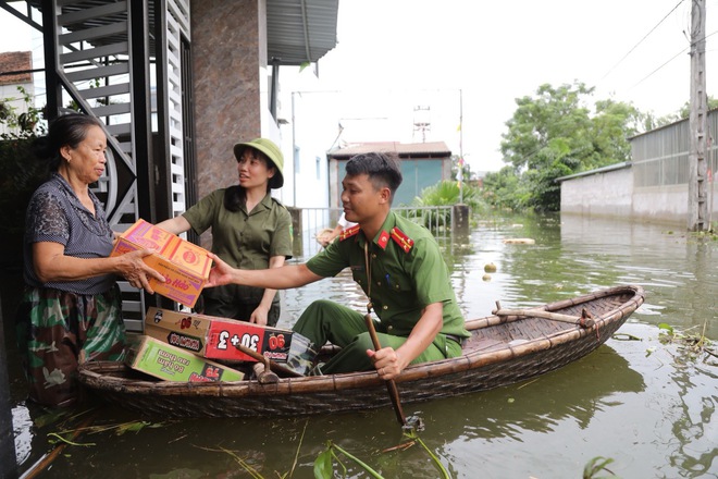 Công an bơi thuyền tiếp tế lương thực cho dân nơi rốn lũ Hà Nội- Ảnh 5.