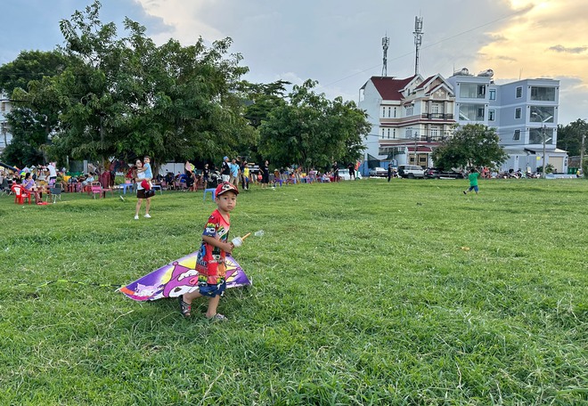 Bãi thả diều 'cực chill' giữa đồng cỏ xanh ở TP.HCM- Ảnh 10.