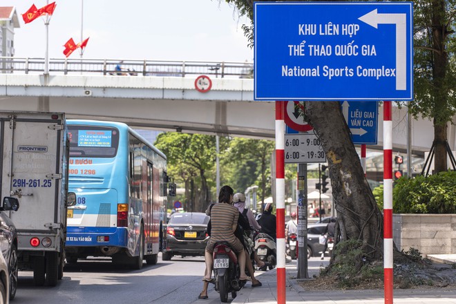 Biển báo giao thông 'núp lùm' trên phố Hà Nội- Ảnh 10.