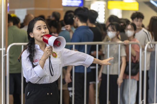 ‘Biển’ người trải nghiệm metro Nhổn - ga Hà Nội ngày cuối tuần- Ảnh 8.