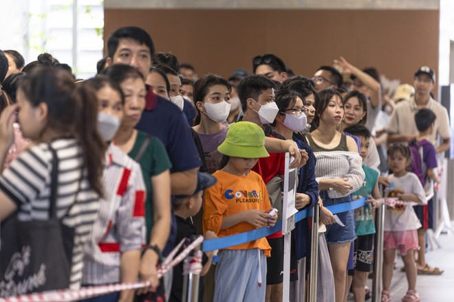 ‘Biển’ người trải nghiệm metro Nhổn - ga Hà Nội ngày cuối tuần- Ảnh 4.