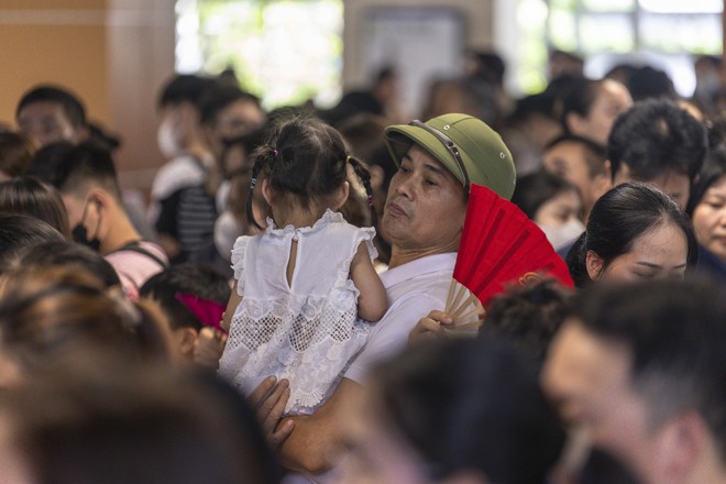 ‘Biển’ người trải nghiệm metro Nhổn - ga Hà Nội ngày cuối tuần- Ảnh 5.