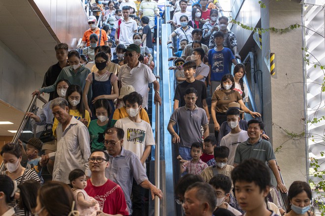 ‘Biển’ người trải nghiệm metro Nhổn - ga Hà Nội ngày cuối tuần- Ảnh 19.