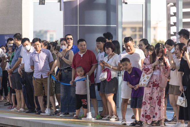 ‘Biển’ người trải nghiệm metro Nhổn - ga Hà Nội ngày cuối tuần- Ảnh 11.