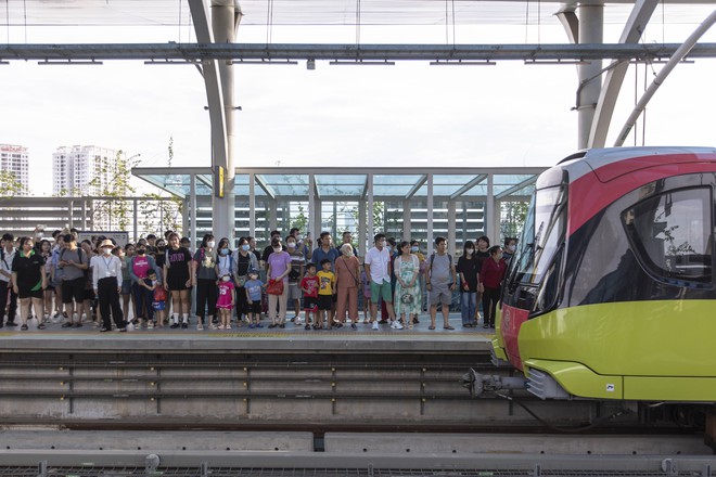 ‘Biển’ người trải nghiệm metro Nhổn - ga Hà Nội ngày cuối tuần- Ảnh 9.