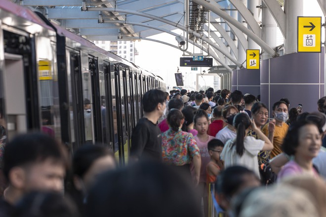 ‘Biển’ người trải nghiệm metro Nhổn - ga Hà Nội ngày cuối tuần- Ảnh 21.