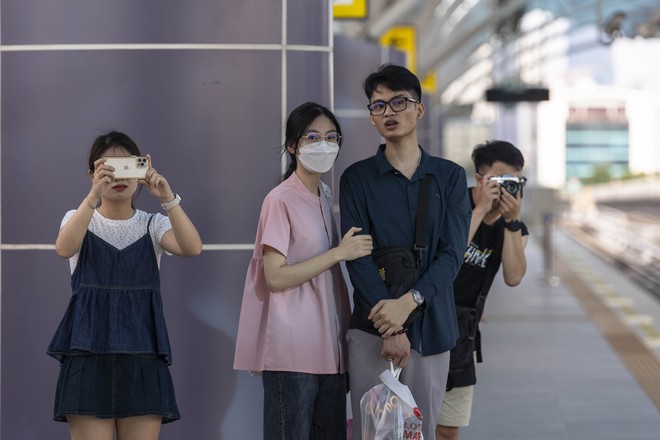 ‘Biển’ người trải nghiệm metro Nhổn - ga Hà Nội ngày cuối tuần- Ảnh 13.