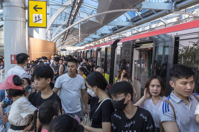 ‘Biển’ người trải nghiệm metro Nhổn - ga Hà Nội ngày cuối tuần- Ảnh 20.