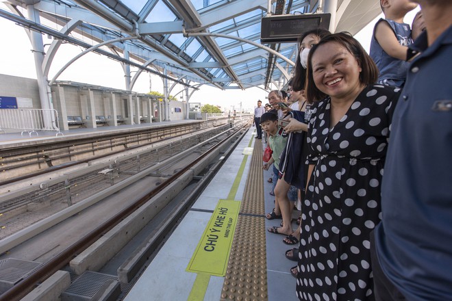 ‘Biển’ người trải nghiệm metro Nhổn - ga Hà Nội ngày cuối tuần- Ảnh 10.