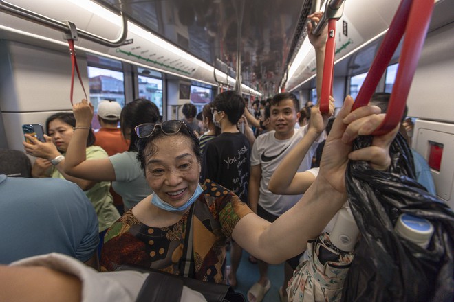 ‘Biển’ người trải nghiệm metro Nhổn - ga Hà Nội ngày cuối tuần- Ảnh 16.