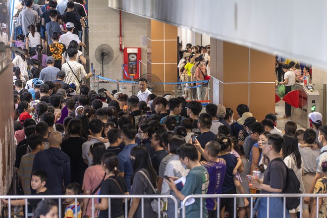 ‘Biển’ người trải nghiệm metro Nhổn - ga Hà Nội ngày cuối tuần- Ảnh 2.