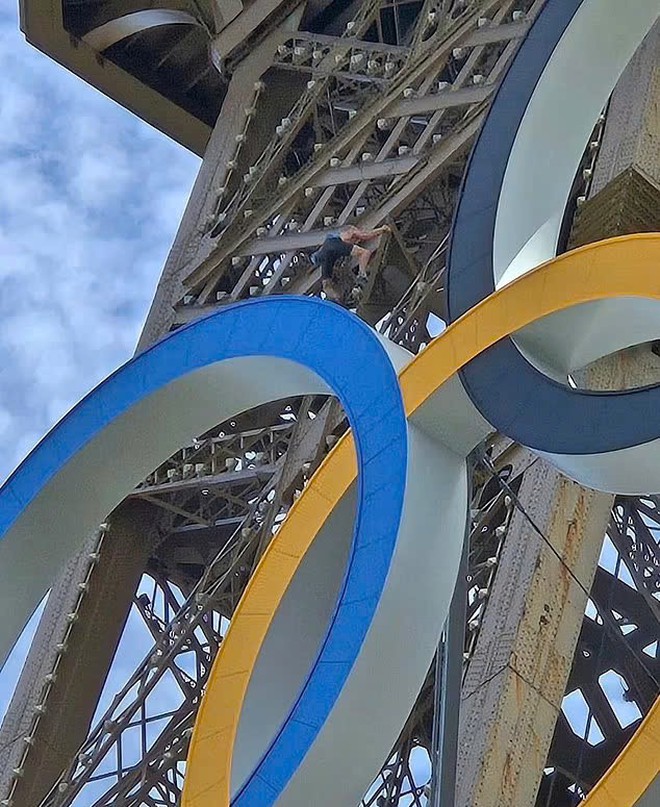 Tháp Eiffel bị ‘đe dọa’ bởi kẻ xâm nhập, bế mạc Olympic đứng trước nguy cơ khủng bố- Ảnh 1.