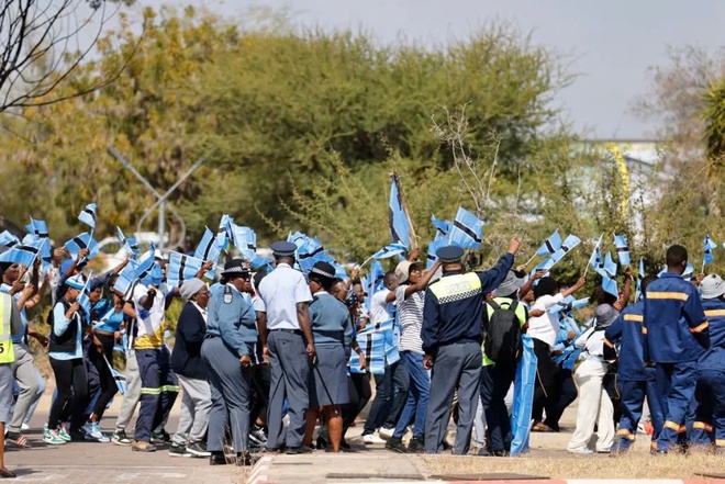 Botswana tôn vinh HCV đầu tiên tại Olympic: 30.000 người chào đón, cả nước nghỉ 1 ngày- Ảnh 6.