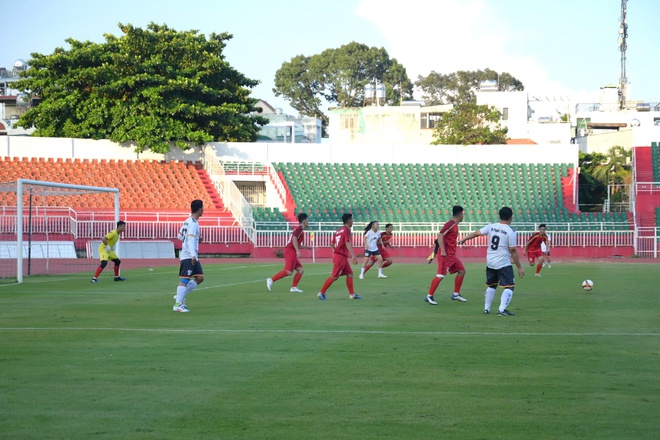 Giao hữu bóng đá vinh danh những người hùng trong vụ tai nạn trên cầu Phú Mỹ- Ảnh 9.